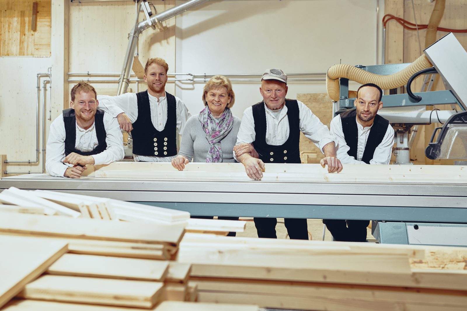 Das Team der Zimmerei Franz Rohrer in der eigenen Fertigungshalle