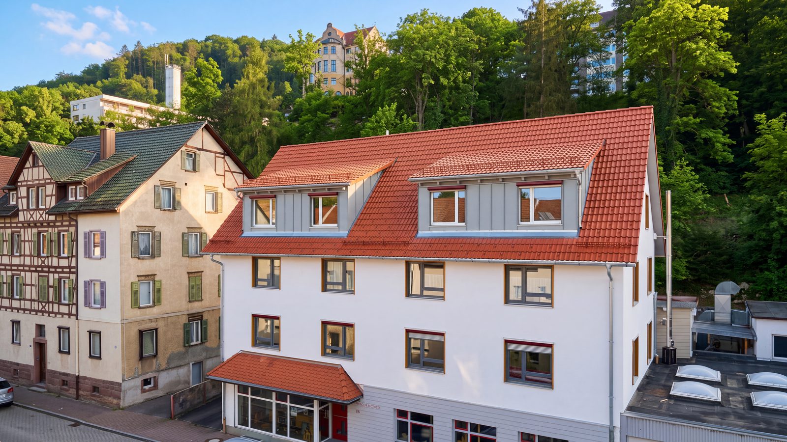 Saniertes Wohnhaus mit neuem Dach und ausgebauten Gauben