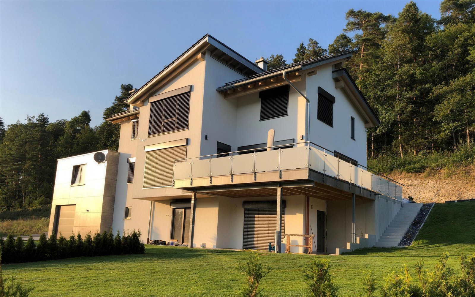 Fertiggestelltes Wohnhaus in Holzbauweise am Waldrand