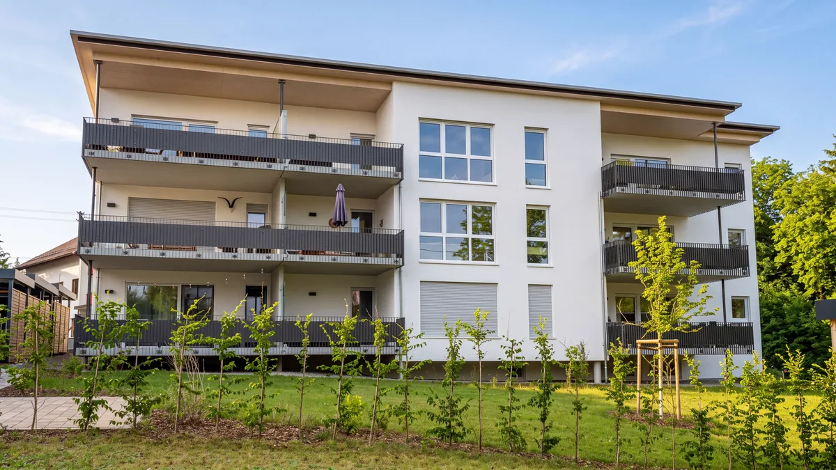 Mehrfamilienhaus mit umlaufenden Balkonen