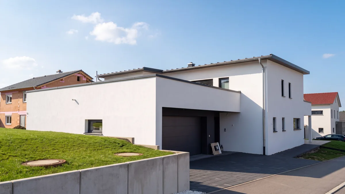 Modernes Wohnhaus mit Flachdach und integrierter Garage
