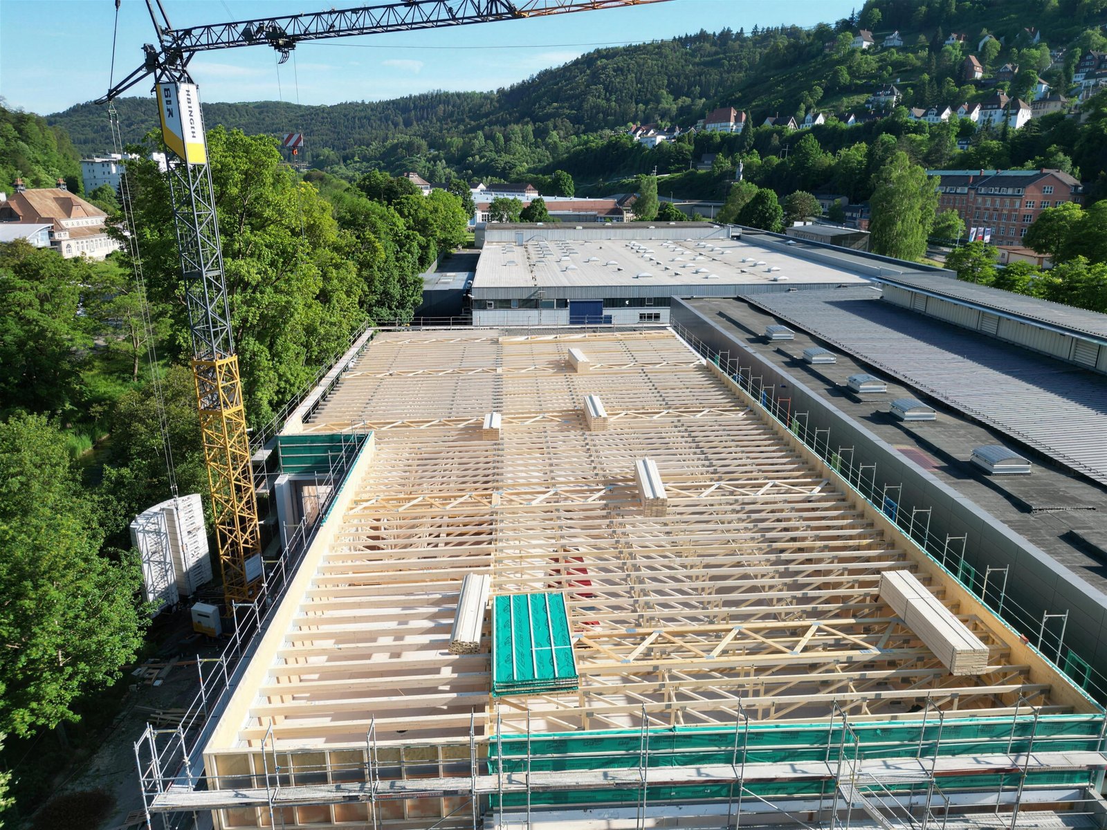 Luftaufnahme einer Hallendachkonstruktion aus Holz während der Montage