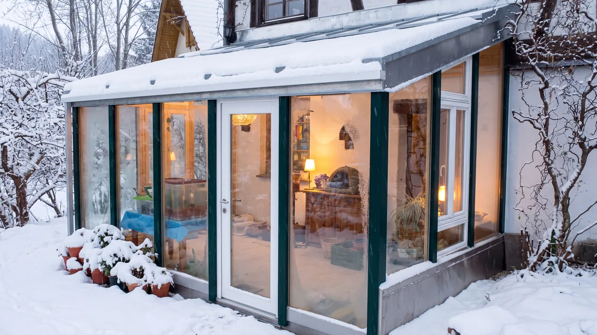 Angebauter Wintergarten mit Holz-Glas-Konstruktion
